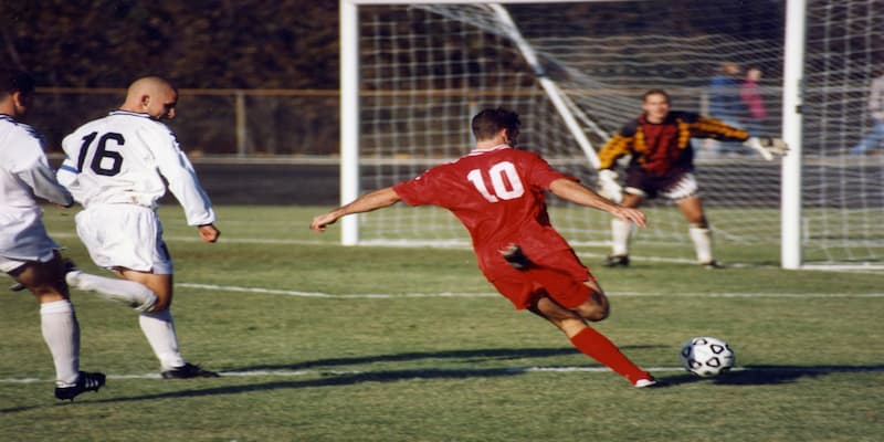 Apa itu penyerang palsu (false striker)?