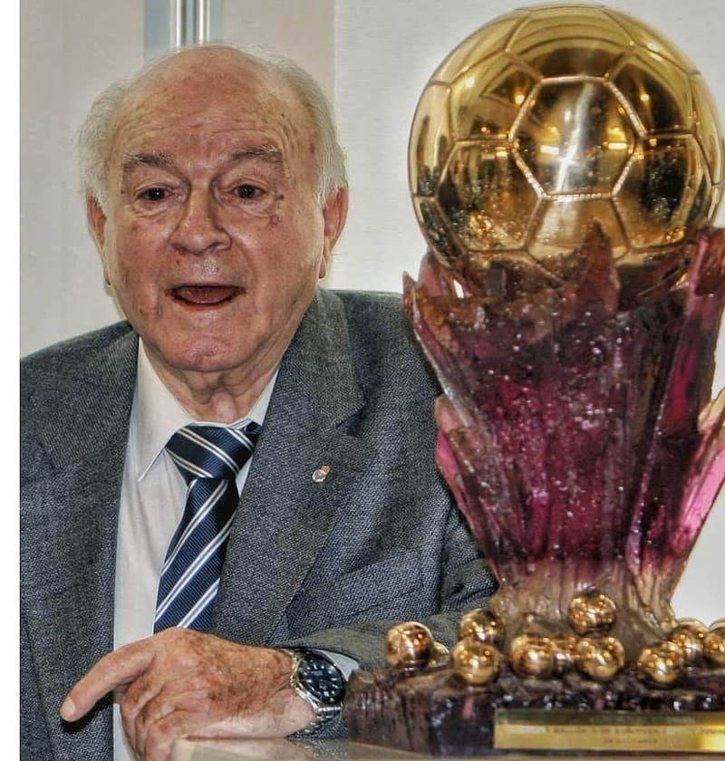Pemenang Ballon d'Or tahun ini Alfredo Di Stéfano – 2 kali