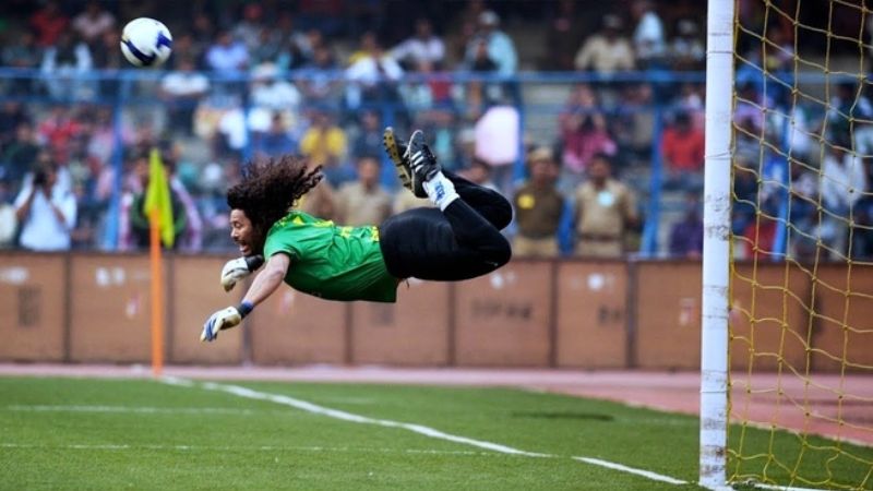 Kiper yang mencetak gol Rene Higuita (Kolombia)