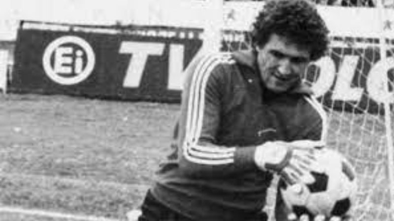 Kiper yang mencetak gol Dragan Pantelic (Serbia)